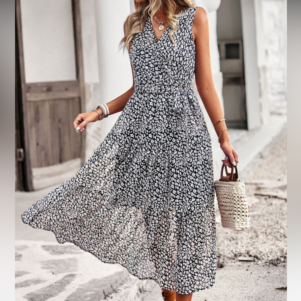 NWT!! Beachissi women’s Sz M Dot Print Sleeveless V neck Maxi Dress